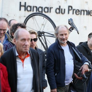 Hippolyte Girardot et Bertrand Tavernier lors du traditionnel remake du célèbre film de Louis Lumière de 1895 "La Sortie de l'usine Lumière à Lyon" à l'occasion du 8ème Festival Lumière à Lyon, le 15 octobre 2016