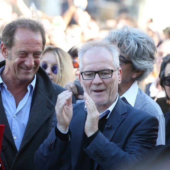 Catherine Deneuve, Vincent Lindon et Thierry Frémaux lors du traditionnel remake du célèbre film de Louis Lumière de 1895 "La Sortie de l'usine Lumière à Lyon" à l'occasion du 8ème Festival Lumière à Lyon, le 15 octobre 2016