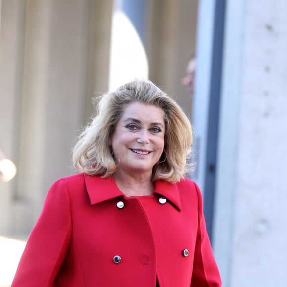 Catherine Deneuve lors du traditionnel remake du célèbre film de Louis Lumière de 1895 "La Sortie de l'usine Lumière à Lyon" à l'occasion du 8ème Festival Lumière à Lyon, le 15 octobre 2016