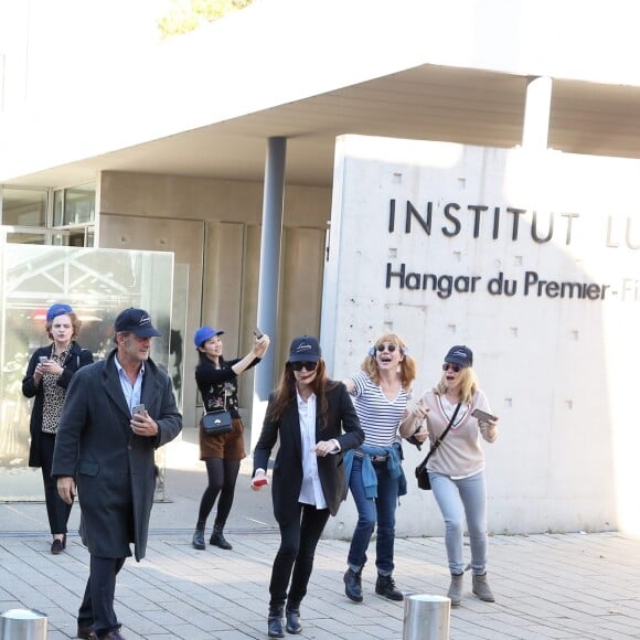 Thierry Frémaux, Vincent Lindon, Chiara Mastroianni, Julie Depardieu et Ludivine Sagnier lors du traditionnel remake du célèbre film de Louis Lumière de 1895 "La Sortie de l'usine Lumière à Lyon" à l'occasion du 8ème Festival Lumière à Lyon, le 15 octobre 2016