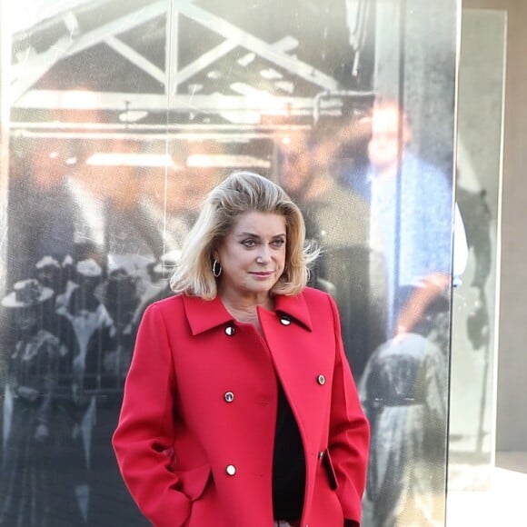 Catherine Deneuve lors du traditionnel remake du célèbre film de Louis Lumière de 1895 "La Sortie de l'usine Lumière à Lyon" à l'occasion du 8ème Festival Lumière à Lyon, le 15 octobre 2016