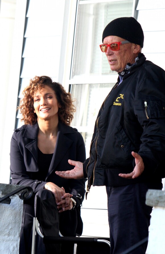 Jennifer Lopez en pleine conversation avec Peter Weller lors d'une pause sur le tournage de 'Shades of Blue' à New York, le 20 septembre 2016 © CPA/Bestimage