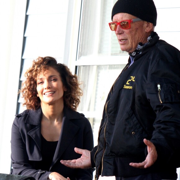 Jennifer Lopez en pleine conversation avec Peter Weller lors d'une pause sur le tournage de 'Shades of Blue' à New York, le 20 septembre 2016 © CPA/Bestimage