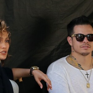 Casper Smart rejoint sa compagne Jennifer Lopez sur le tournage de la série "Shades of Blue" à New York, le 11 juillet 2016. Casper se déplace à l'aide d'une canne.