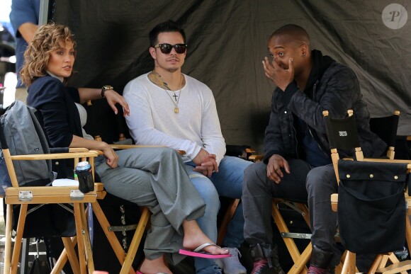 Casper Smart rejoint sa compagne Jennifer Lopez sur le tournage de la série "Shades of Blue" à New York, le 11 juillet 2016. Casper se déplace à l'aide d'une canne.