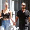 Chrissy Teigen et son mari John Legend se promènent main dans la main dans les rues de New York, le 27 août 2016