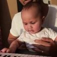 John Legend et sa fille Luna en train de faire du piano (octobre 2016).