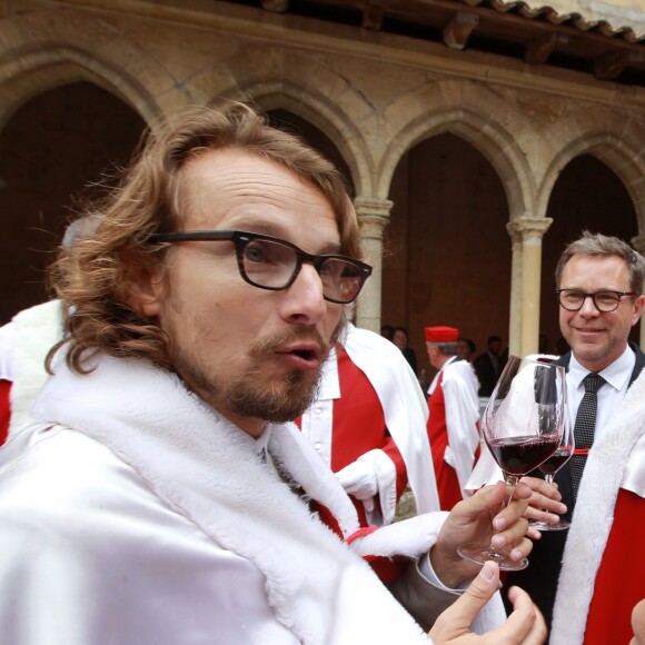 Exclusif - Lorànt Deutsch et Guillaume de Tonquédec - Les acteurs Français Lorànt Deutsch et Guillaume de Tonquédec ont été intronisés par la Jurade des vins de Saint-Emilion, à Saint-Emilion, France, le 18 septembre 2016 à l'occasion des fêtes du Ban des vendanges. Après avoir subi un examen sous forme de dégustation, ils ont été élus Jurats d'honneur ce qui leur donne le droits d'être reçus quand ils le désirent dans tous les châteaux de Saint-Emilion. En contre partie, ils devront vanter les qualités des vins Bordelais durant tous leurs déplacements. © Bernard-Cottereau/Bestimage