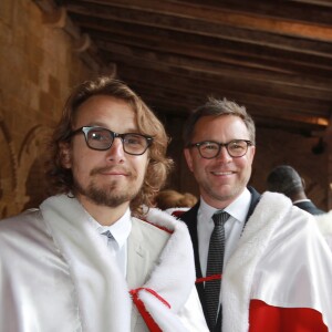 Exclusif - Lorànt Deutsch et Guillaume de Tonquédec - Les acteurs Français Lorànt Deutsch et Guillaume de Tonquédec ont été intronisés par la Jurade des vins de Saint-Emilion, à Saint-Emilion, France, le 18 septembre 2016 à l'occasion des fêtes du Ban des vendanges. Après avoir subi un examen sous forme de dégustation, ils ont été élus Jurats d'honneur ce qui leur donne le droits d'être reçus quand ils le désirent dans tous les châteaux de Saint-Emilion. En contre partie, ils devront vanter les qualités des vins Bordelais durant tous leurs déplacements. © Bernard-Cottereau/Bestimage