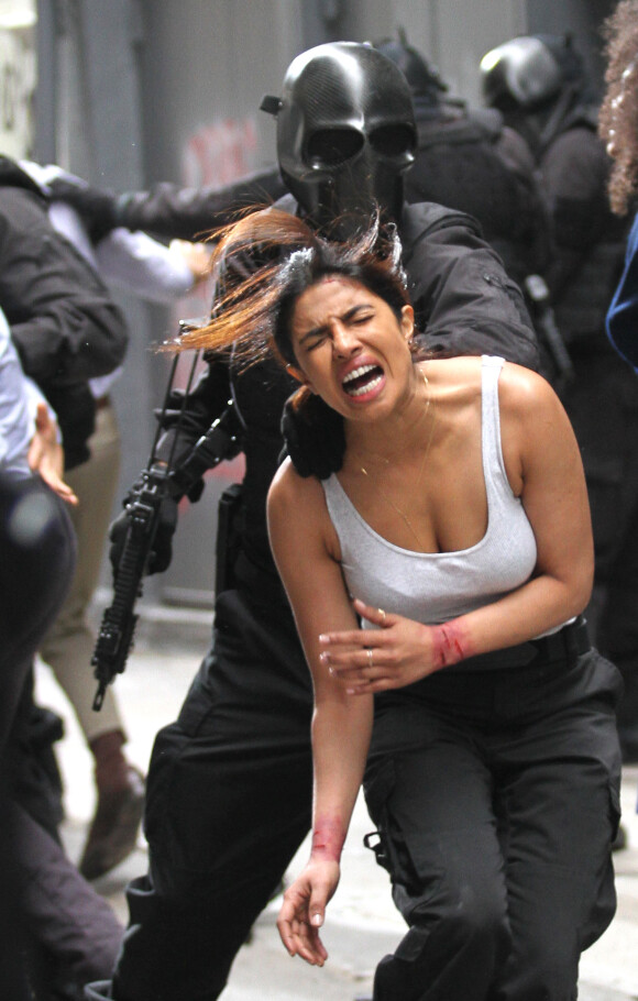 Priyanka Chopra tourne une scène d'action violente pour la série Quantico à Manhattan le 4 octobre 2016.