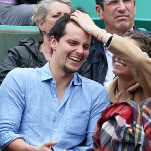 Laury Thilleman et son compagnon Juan Arbelaez - People dans les tribunes lors du Tournoi de Roland-Garros (les Internationaux de France de tennis) à Paris, le 29 mai 2016. © Dominique Jacovides/Bestimage