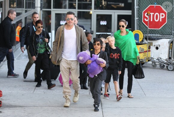 Brad Pitt et Angelina Jolie arrivent à l'aéroport de Los Angeles en provenance d'Australie avec leurs enfants, le 5 février 2014. Pax marche a cote de son père avec son nounours violet, suivi de sa soeur Shiloh Nouvel. Angelina Jolie tient la main de sa fille Vivienne Marcheline, et Zahara tient la main de son frère Knox Léon juste derrière elles. Maddox suit la troupe avec ses écouteurs. Toute la famille revient d'Australie où Angelina Jolie a fini de tourner "Unbroken".
