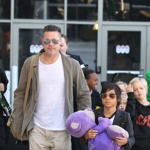 Brad Pitt et Angelina Jolie arrivent à l'aéroport de Los Angeles en provenance d'Australie avec leurs enfants, le 5 février 2014.