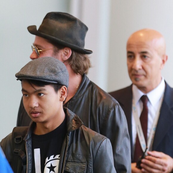 Brad Pitt, sa femme Angelina Jolie et leurs enfants Maddox, Pax, Zahara, Shiloh, Vivienne et Knox prennent l'avion à l'aéroport de Los Angeles pour venir passer quelques jours dans leur propriété de Miraval, le 6 juin 2015.