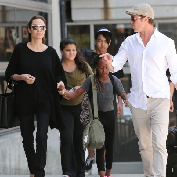 Angelina Jolie et Brad Pitt arrivent à l'aéroport de Los Angeles avec leurs enfants Zahara et Maddox en provenance de Londres, le 14 juin 2014.