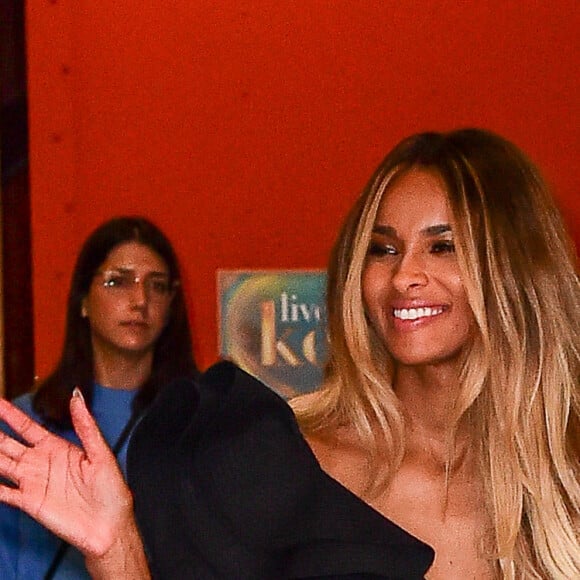 Ciara salue ses fans à la sortie de l'émission "Live with Kelly!" à New York le 19 octobre 2016.