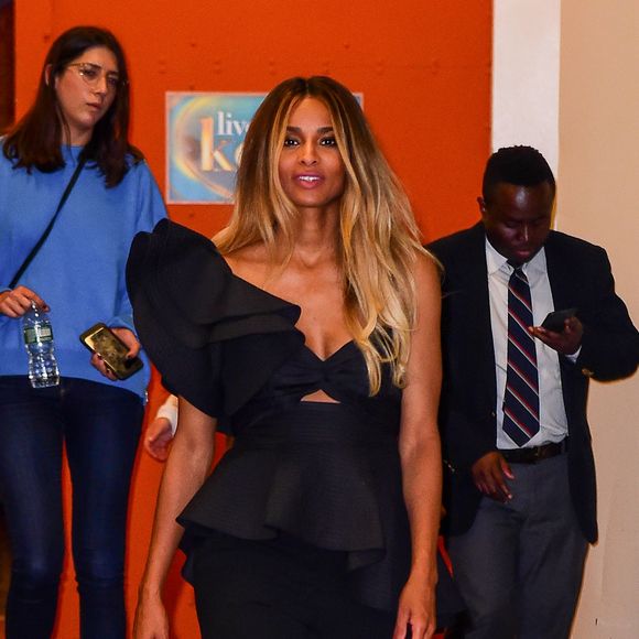 Ciara salue ses fans à la sortie de l'émission "Live with Kelly!" à New York le 19 octobre 2016.