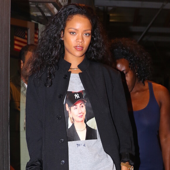 Rihanna affiche son soutien à Hillary Clinton, alors qu'elle quitte un studio d'enregistrement de New York le 19 octobre 2016.