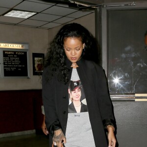 Rihanna affiche son soutien à Hillary Clinton, alors qu'elle quitte un studio d'enregistrement de New York le 19 octobre 2016.