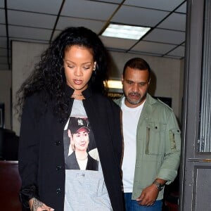 Rihanna affiche son soutien à Hillary Clinton, alors qu'elle quitte un studio d'enregistrement de New York le 19 octobre 2016.