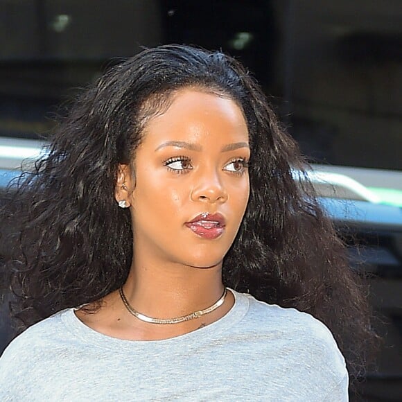 Rihanna affiche son soutien à Hillary Clinton, alors qu'elle arrive à un studio d'enregistrement de New York le 19 octobre 2016.