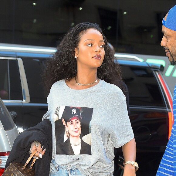 Rihanna affiche son soutien à Hillary Clinton, alors qu'elle arrive à un studio d'enregistrement de New York le 19 octobre 2016.