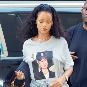 Rihanna affiche son soutien à Hillary Clinton, alors qu'elle arrive à un studio d'enregistrement de New York le 19 octobre 2016.