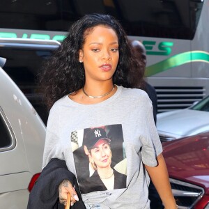 Rihanna affiche son soutien à Hillary Clinton, alors qu'elle arrive à un studio d'enregistrement de New York le 19 octobre 2016.