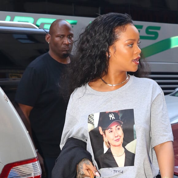 Rihanna affiche son soutien à Hillary Clinton, alors qu'elle arrive à un studio d'enregistrement de New York le 19 octobre 2016.