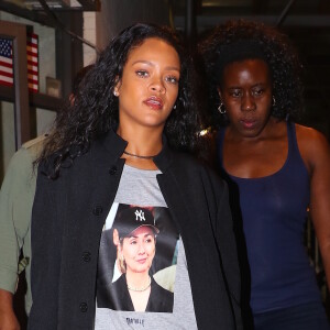 Rihanna affiche son soutien à Hillary Clinton, alors qu'elle quitte un studio d'enregistrement de New York le 19 octobre 2016.