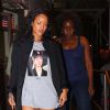 Rihanna affiche son soutien à Hillary Clinton, alors qu'elle quitte un studio d'enregistrement de New York le 19 octobre 2016.