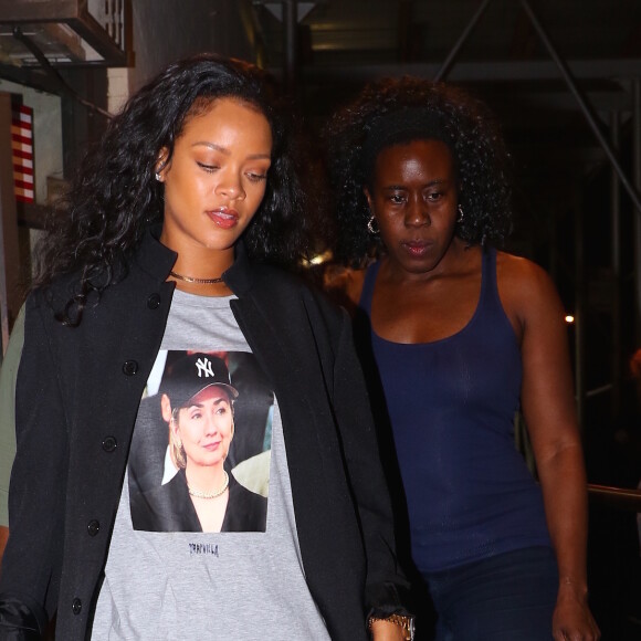 Rihanna affiche son soutien à Hillary Clinton, alors qu'elle quitte un studio d'enregistrement de New York le 19 octobre 2016.