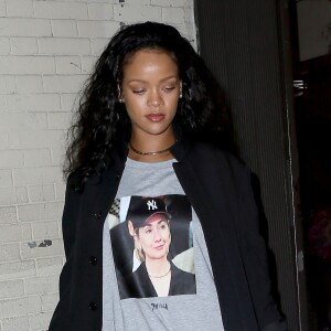 Rihanna affiche son soutien à Hillary Clinton, alors qu'elle quitte un studio d'enregistrement de New York le 19 octobre 2016.