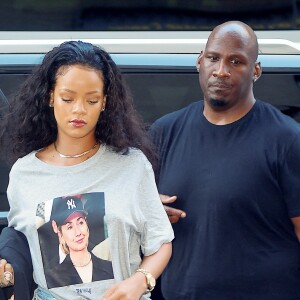 Rihanna affiche son soutien à Hillary Clinton, alors qu'elle arrive à un studio d'enregistrement de New York le 19 octobre 2016.