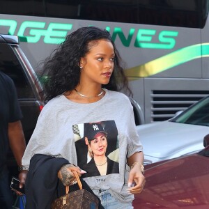 Rihanna affiche son soutien à Hillary Clinton, alors qu'elle arrive à un studio d'enregistrement de New York le 19 octobre 2016.