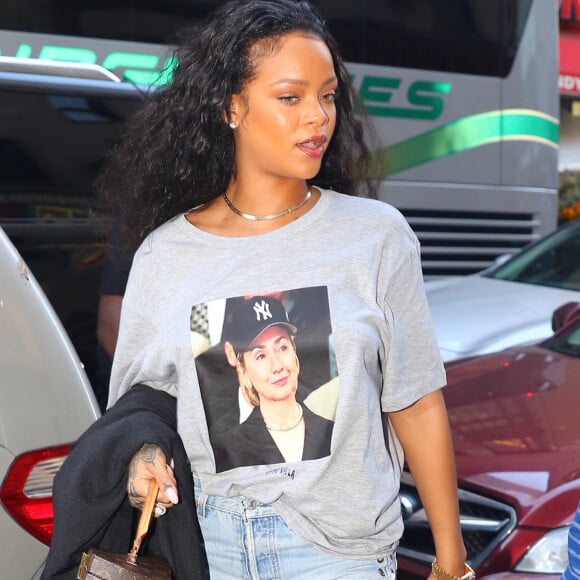 Rihanna affiche son soutien à Hillary Clinton, alors qu'elle arrive à un studio d'enregistrement de New York le 19 octobre 2016.