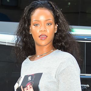 Rihanna affiche son soutien à Hillary Clinton, alors qu'elle arrive à un studio d'enregistrement de New York le 19 octobre 2016.