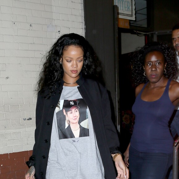 Rihanna affiche son soutien à Hillary Clinton, alors qu'elle quitte un studio d'enregistrement de New York le 19 octobre 2016.