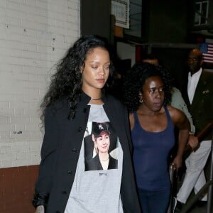 Rihanna affiche son soutien à Hillary Clinton, alors qu'elle quitte un studio d'enregistrement de New York le 19 octobre 2016.