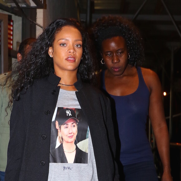 Rihanna affiche son soutien à Hillary Clinton, alors qu'elle quitte un studio d'enregistrement de New York le 19 octobre 2016.