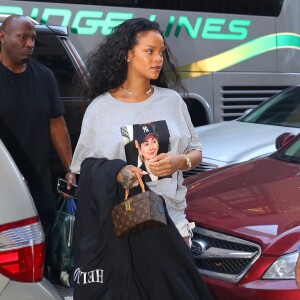 Rihanna affiche son soutien à Hillary Clinton, alors qu'elle arrive à un studio d'enregistrement de New York le 19 octobre 2016.