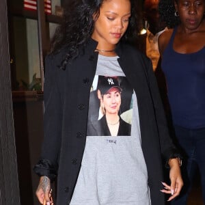 Rihanna affiche son soutien à Hillary Clinton, alors qu'elle quitte un studio d'enregistrement de New York le 19 octobre 2016.