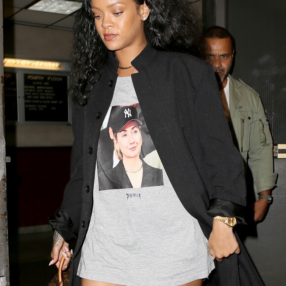 Rihanna affiche son soutien à Hillary Clinton, alors qu'elle quitte un studio d'enregistrement de New York le 19 octobre 2016.