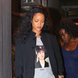 Rihanna affiche son soutien à Hillary Clinton, alors qu'elle quitte un studio d'enregistrement de New York le 19 octobre 2016.