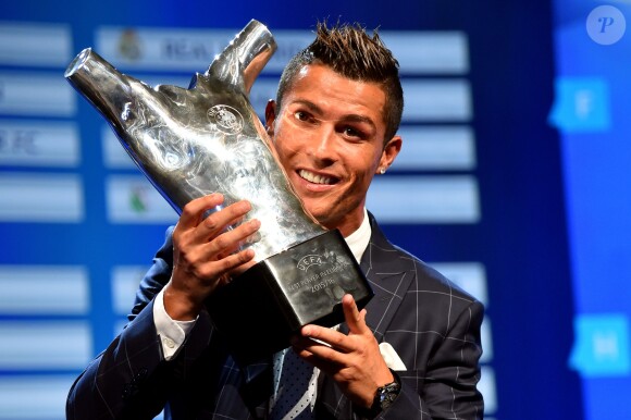 Cristiano Ronaldo élu "Meilleur joueur d'Europe" pour la saison 2015-2016 lors de la remise des trophées UEFA du Championnat d'Europe 2016 à Monaco, le 25 août 2016.