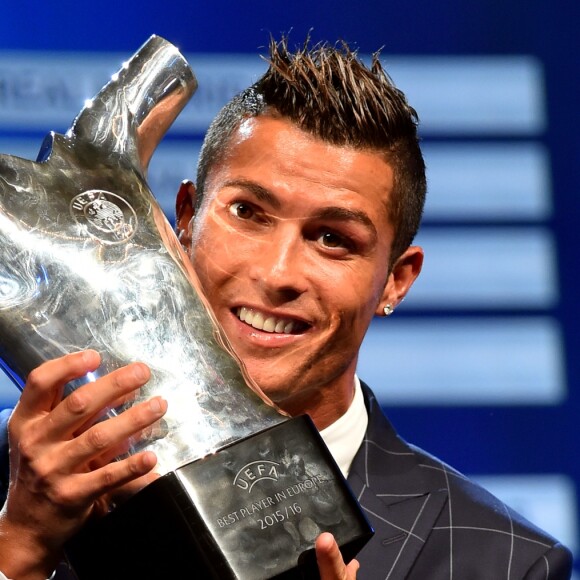 Cristiano Ronaldo élu "Meilleur joueur d'Europe" pour la saison 2015-2016 lors de la remise des trophées UEFA du Championnat d'Europe 2016 à Monaco, le 25 août 2016.