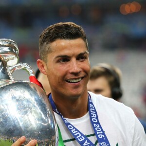 Cristiano Ronaldo pose avec la coupe d'Europe à l'issue du match de la finale de l'Euro 2016 Portugal-France au Stade de France à Saint-Denis le 10 juillet 2016.