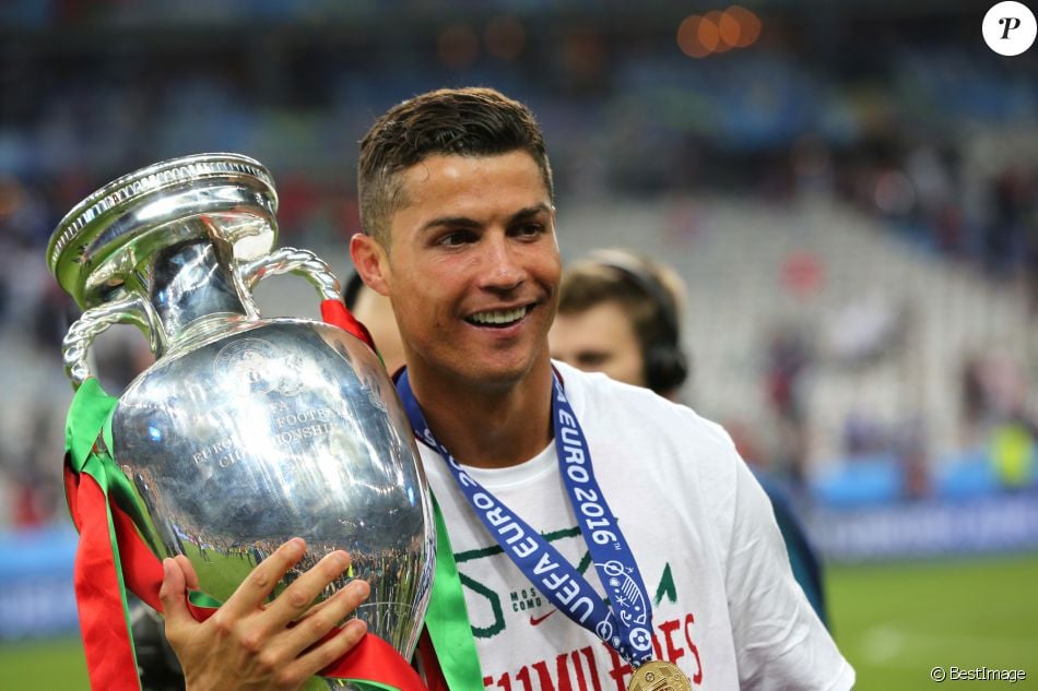 Cristiano Ronaldo Pose Avec La Coupe D Europe A L Issue Du Match De La Finale De L Euro 2016 Portugal France Au Stade De France A Saint Denis Le 10 Juillet 2016 Purepeople