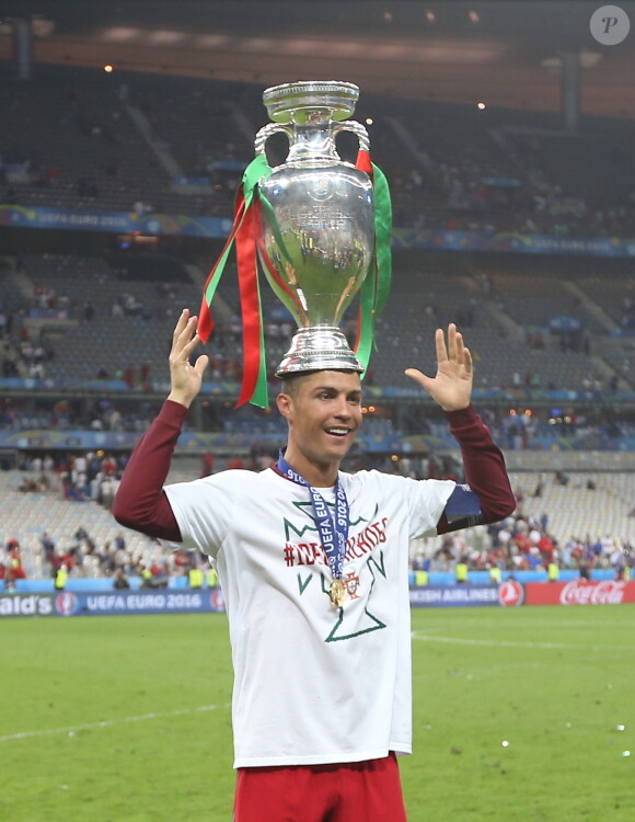 Cristiano Ronaldo pose avec la coupe d'Europe à l'issue du match de la finale de l'Euro 2016 Portugal-France au Stade de France à Saint-Denis le 10 juillet 2016.