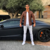 Cristiano Ronaldo moqué pour cette photo devant sa voiture.